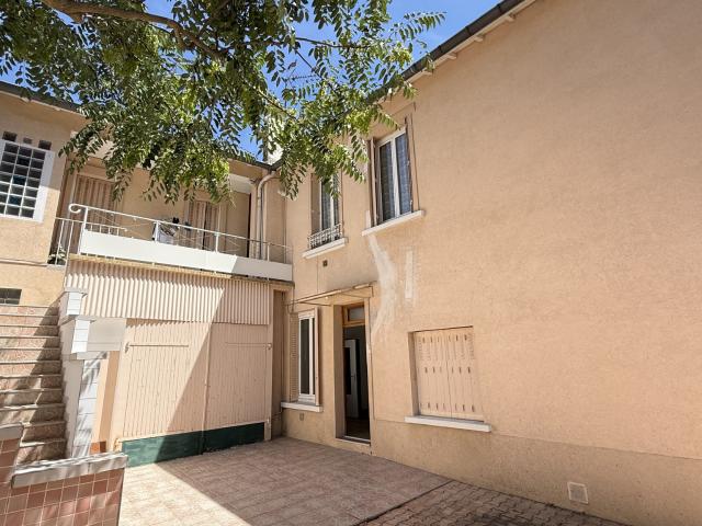 Investissement locatif à Vichy Immeuble 3 appartements 4 garages