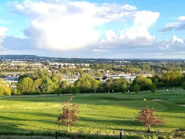 INVESTISSEMENT LOCATIF – Ennery – Résidence de tourisme Le Green des Impressionnistes – 6,78% de rentabilité
