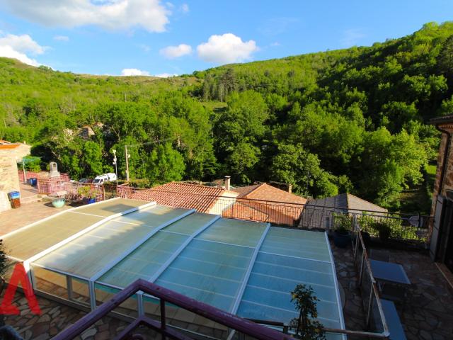 INVESTISSEMENT RARE À AVÈNE, HAMEAU LE COURAL – COMPLEXE TOURISTIQUE – MAISON ET 5 APPARTEMENTS AVEC PISCINE, JARDINS & GARAGE – 650 000 €