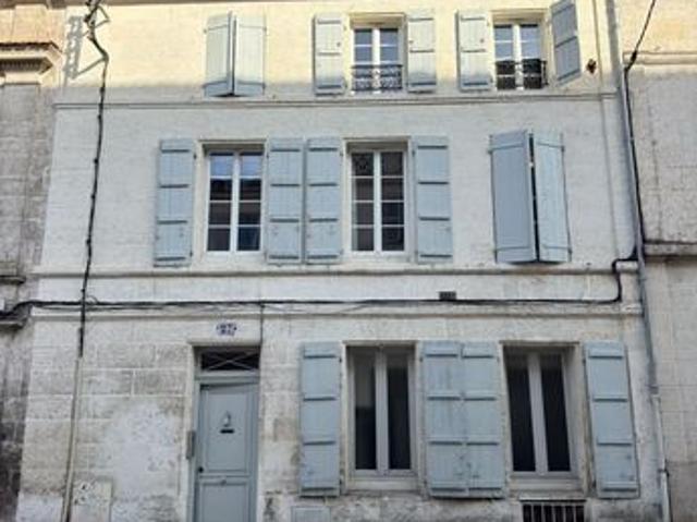 Investissement rare angoulême centre Possibilité reprise parts de la SCI immeuble rentabilité immédiate immeuble de caractères rénové