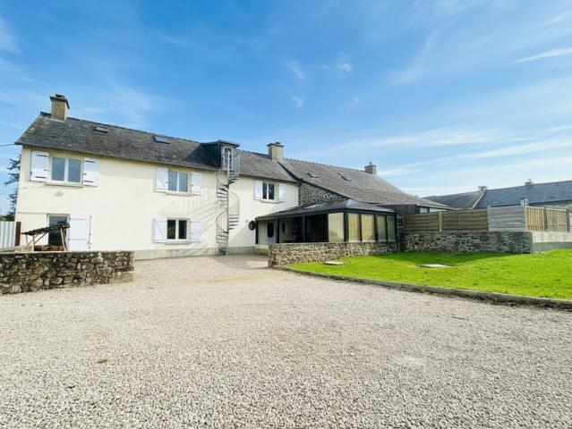 'Investissement Rentable: Gîte + 12 Logements Loués' sur plus
