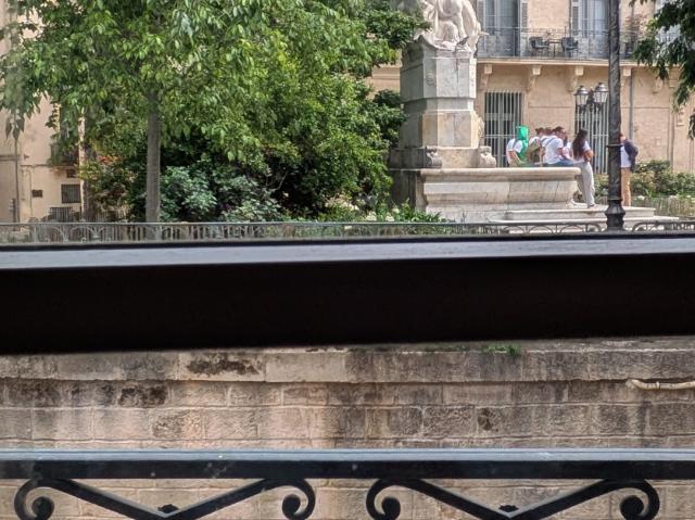 Investisseur Revenu potentiel rare sur la Place de la Canourgue. T3 avec balcon vue Jardin double destinatio