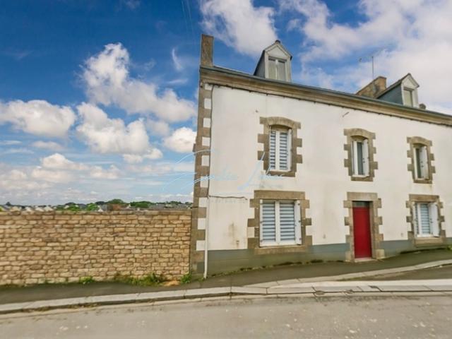 INVESTISSEURS! Centre bourg d'Elliant Immeuble 300m2 et parcelle de plus de 1000m2 divisible