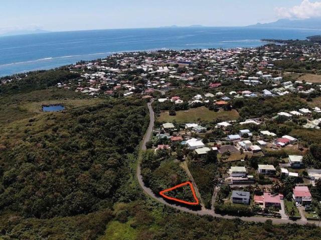 Investissez à Sainte Anne: terrain en pente à saisir