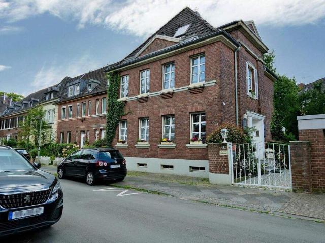 Investition mit Zukunft Zweifamilienhaus mit bestehendem Wohnrecht in begehrter Lage von Krefeld!