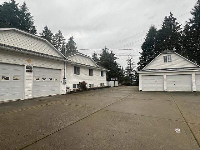 Investment House On 1.16 Ac 3 Suites 7 Garages