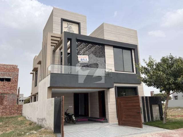 Investment price 8 marla main boulevard + corner house 8 marla available for sale in bahria orchard