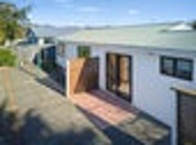 Private, Double Glazed Redwoodtown Townhouse!