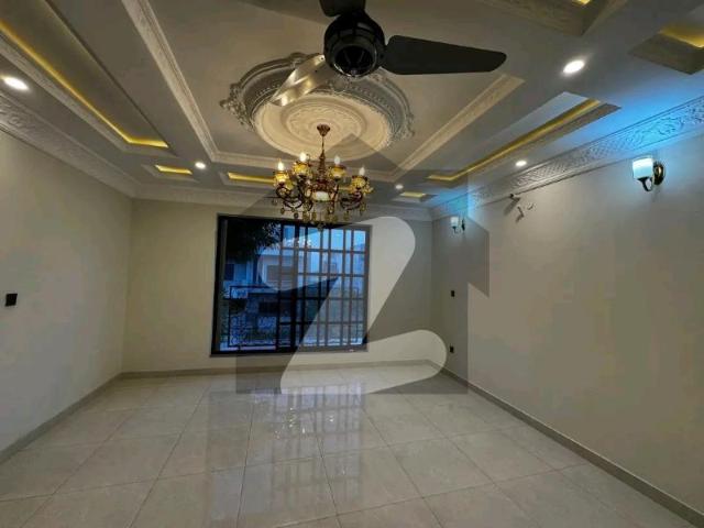 Investor Alert 10 Marla Luxury house Avilaabe For Sale Bahria Town Phase 8 Block E
