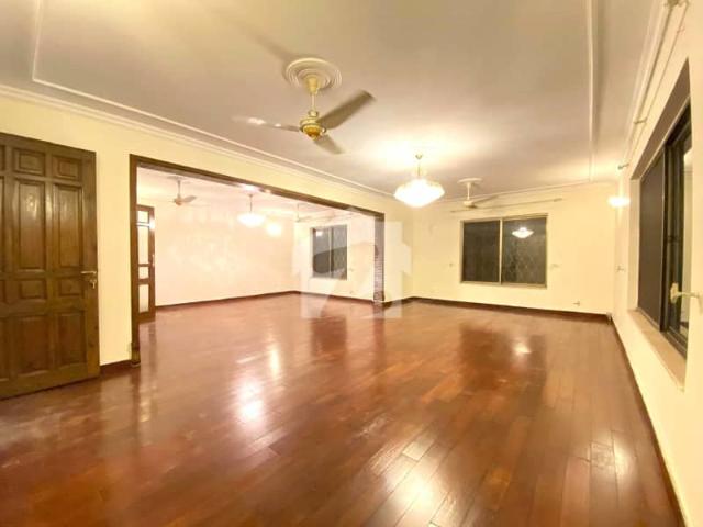 Investor Alert F8 666 Syd Beautiful Build House Margalla Facing 5bed Drawing And Dining TV Lounge Kitchen With Sqtr Front Open With Front Green Belt CDA Transfer