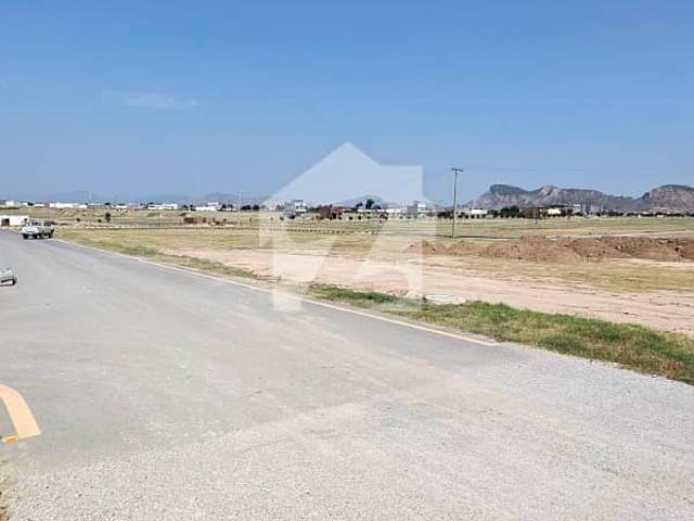 Investor price of 10 marla on prime location next to corner