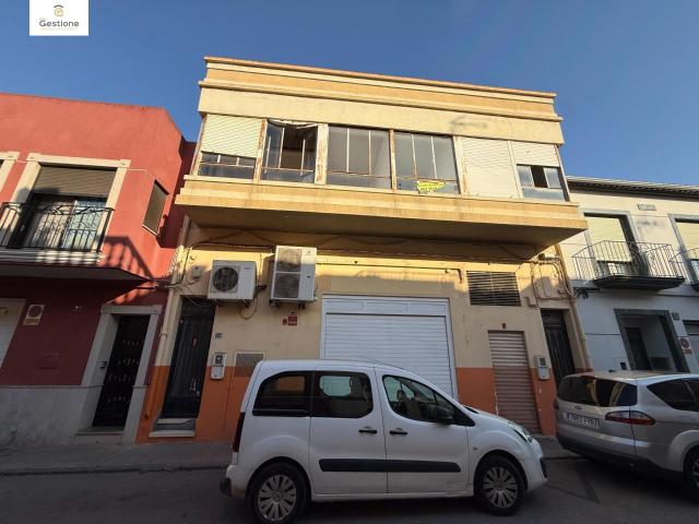 inversión con gran potencial: edificio completo con local comercial y dos viviendas en Moncófar Pueblo SIN COMISIONES DE AGENCIA