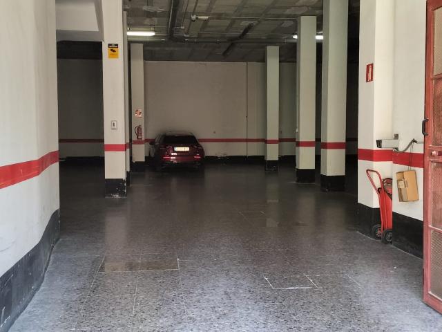 INVERSIÓN | Local con 19 plazas de garaje + local comercial alquilado | Rentabilidad 5–6%