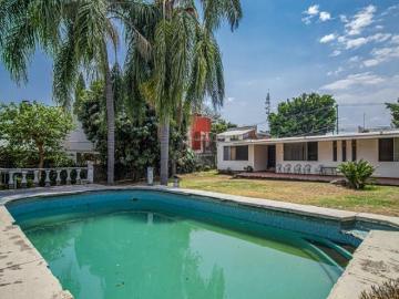 INVERSIONISTAS, CASA DE UN NIVEL CON JARDIN Y ALBERCA EN COL. LOMAS DEL MIRADOR