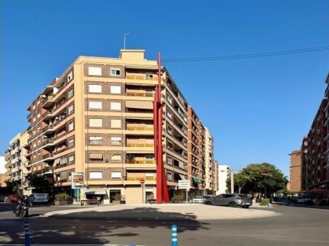 INVERSORES: Vivienda con inquilinos al corriente de pago en Mislata