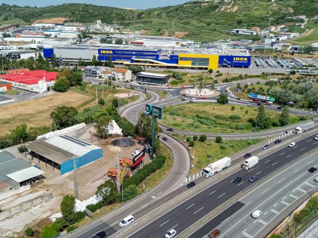 Invista com rendimento imediato em Frielas – Prédio totalmente renovado com duas frações arrendadas