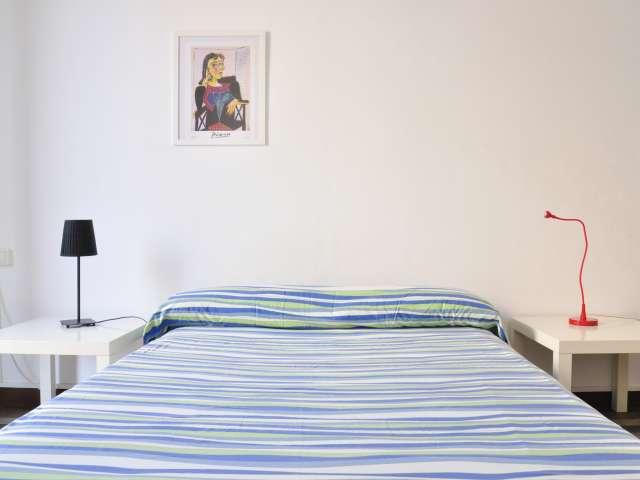 Invitando habitación en piso compartido en Eixample, Barcelona