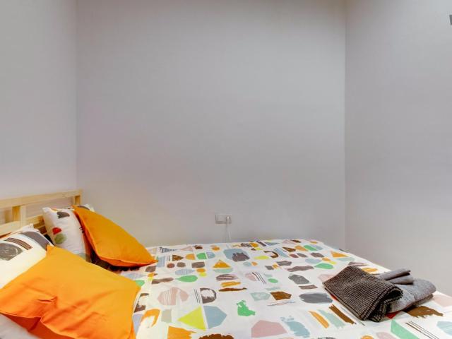 Inviting double bedroom in a 10 bedroom student flat, in Esquerra de l'Eixample