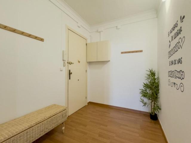 Inviting double bedroom near the Sants Estació metro