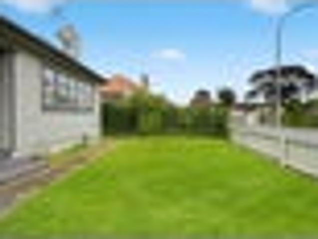Inviting Escape in the Buzz of Hamilton East!