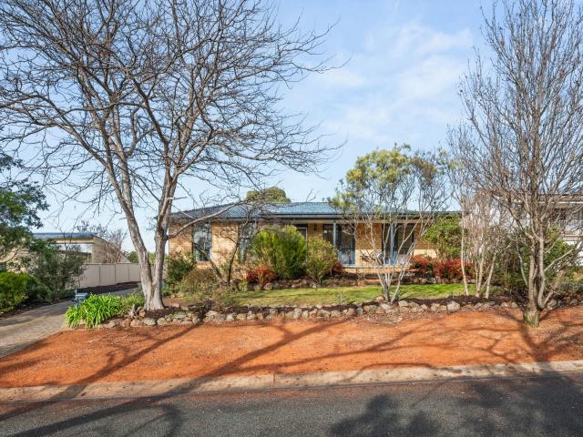 Inviting family home with lots of living and entertaining space, in quiet location close to nature including Stromlo Park, Cooleman Ridge nature trail