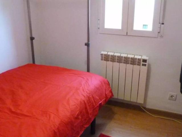 Inviting room with desk in 4 bedroom apartment, Getafe