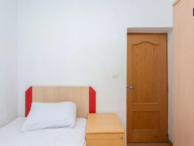 Inviting room with desk in 4 bedroom apartment, Getafe