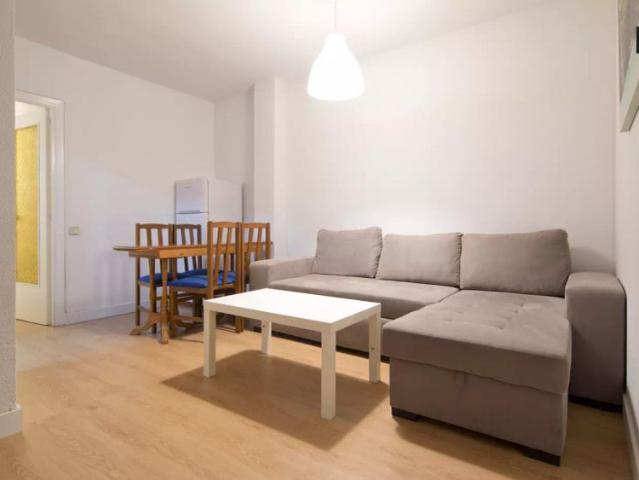 Inviting room with window with street view in shared apartment, Alcalá de Henares