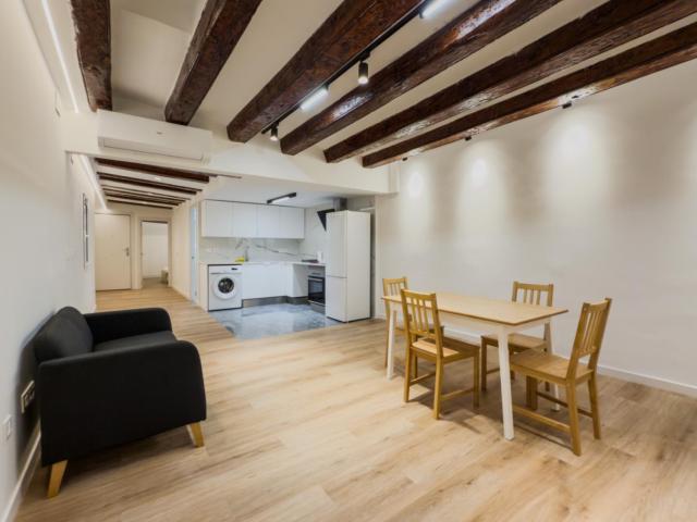 Inviting single bedroom in the heart of Barcelona