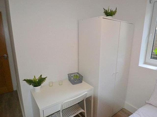 Inviting single bedroom in Drimnagh