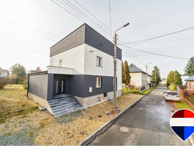 Inwestycyjny budynek po modernizacji z dużą działką