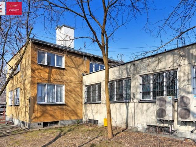 Inwestycyjny lokal na Włochach z parkingiem i dużym potencjałem