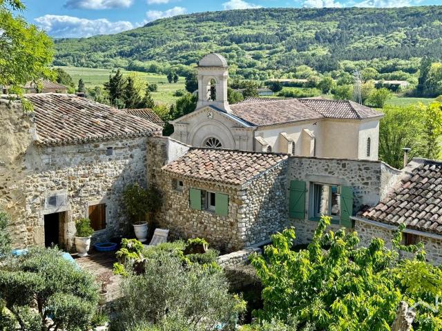 Isabelle DI NATALEVOUS PROPOSE EN EXCLUSIVITÉ MAISON DE VILLAGE EN PIERRE AVEC JARDIN PISCINE ET DÉPENDANC