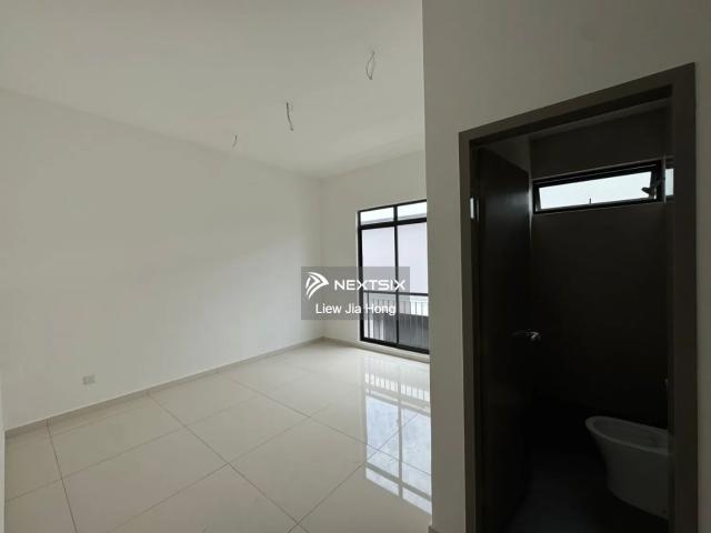 Iskandar Puteri最美双层排楼住宅区 ‼️️ 【️Iskandar Puteri 欧式风大款排楼】又来咯 月供只需要Rm 4k+起 单位有限，先到先得! 25x60 ️25x70