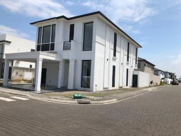 Isla Celeste, Etapa Estribor Samborondón, casa estilo colonial esquinera