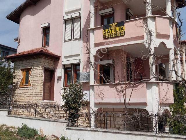 Isparta Merkez Muzaffer Türkeş Mahallesinde Satılık Bakımlı Ve Geniş Müstakil Villa