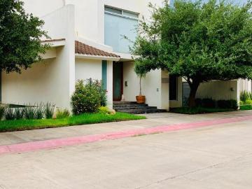 ISSA SALTILLO COAH VENDE RESIDENCIA EN FRACC VERSALLES DE OPORTUNIDAD POR CAMBIO DE DOMICILIO