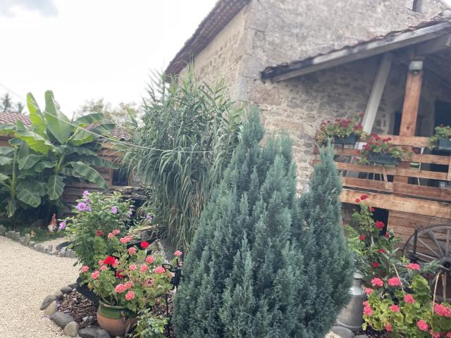 ISSERTEAUX MAISON AVEC DEPENDANCES