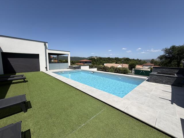 Issoire, magnifique maison moderne de 2015 sur les hauteurs, 155 m2 H, 4 chambres, DPE A, 4 sdb, piscine, dre