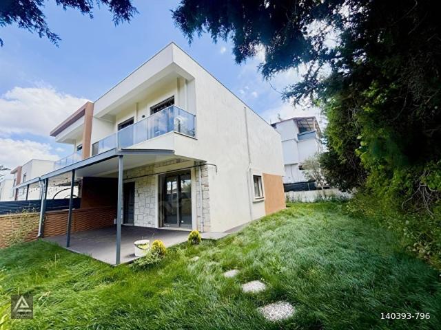 Şirin mahallede yola yakın geniş 3+1 villa