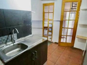 Ivierte en 4 casas independientes la reina | 10 dormitorios por 470000. 00 en La Reina