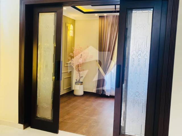 Jade Ext Block Very Beautiful House 4 Bead 4 Washroom 2 Kitchen