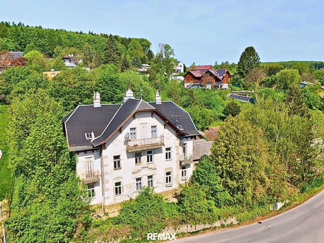 JAHRHUNDERTWENDEVILLA AUF GROßEM GRUNDSTÜCK! Sanierungsbedürftiges Anwesen in Unterkirchbach!