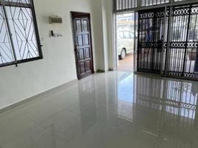 Jalan AnggrerikTaman Johor JayaDouble StoreyNegoUnit4Bed3BathRent