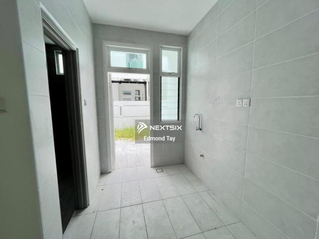 Jalan Hup Kee Double Storey Terrace Intermediate For Sale 4 Rooms 3 Bathrooms 4 carparks Land size 4.88 pts Title till 2055 Facing North Autogate and grilled Included 3 unit of aircons