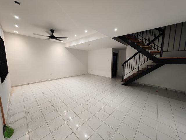 Jalan sri Putri Taman Putri Kulai Double Storey House For Rent