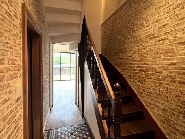JALLAIS, beau volume pour cette maison de ville avec 3 chambres