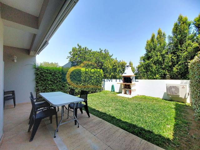 jardim privado de 50 m2 * 2 quartos * 2 casas de banho * garagem * piscina * 5 min até à praia
