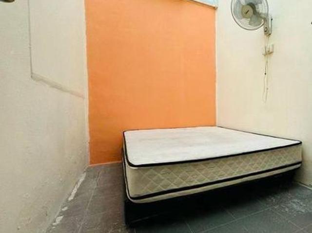 JB Town Area Single Storey House 8bedrooms Suitable for Sublet