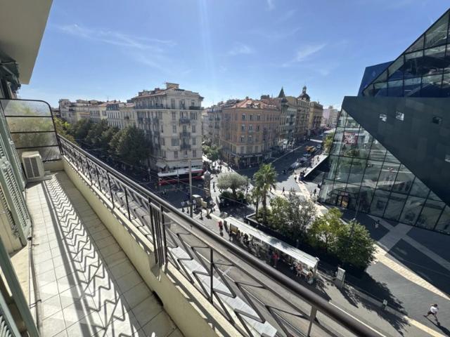 Jean Médecin – 4P rénové en immeuble Art Déco avec balcon face au projet ICONIC